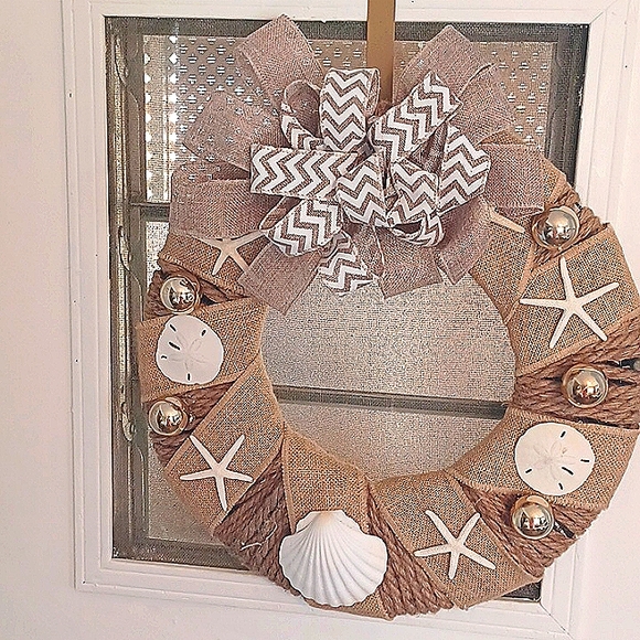 Christmas Beach Wreath - Picture 2 of 3